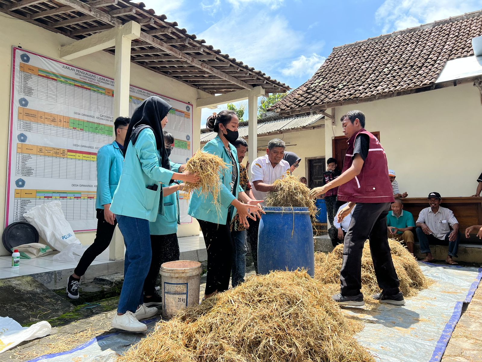 SocioFarm Gandeng KKN MBKM UNS Gelar Pelatihan dan Praktik Pembuatan Pakan Fermentasi “Complete Feed” di Desa Girimargo, Sragen