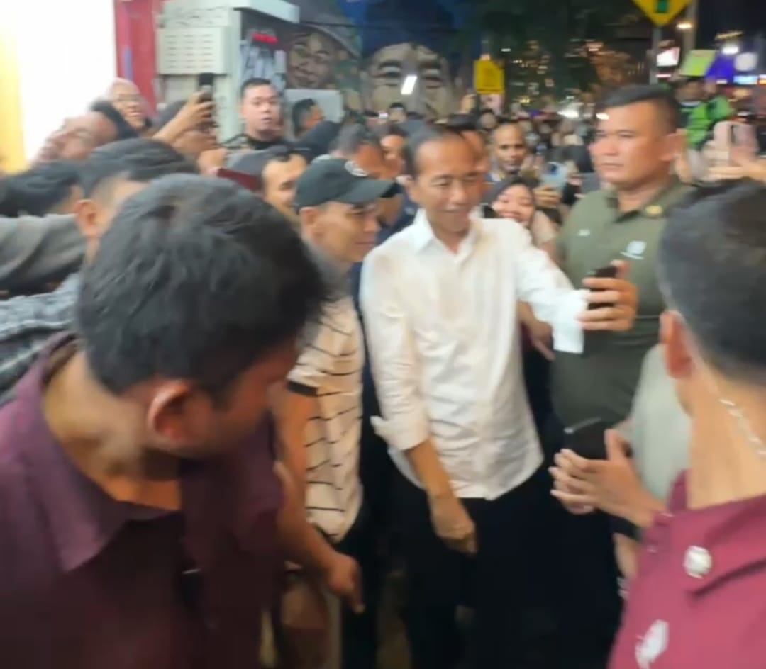 Jokowi Nikmati Suasana Malam Kota Solo, Dengarkan Alunan Biola Dengan Lagu Can’t Falling In Love With You