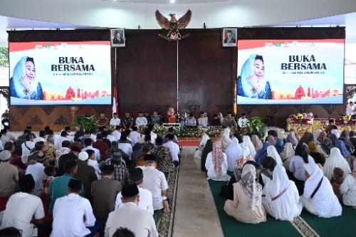 “Ramadan Penuh Berkah di Karanganyar: Shinta Nuriyah Lanjutkan Tradisi Kepedulian Gus Dur”