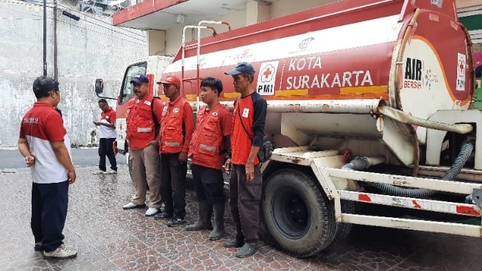 Tim Wash PMI Solo Bantu Pembersihan Fasilitas Umum Pasca Banjir Demak