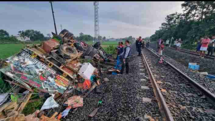 Kereta Api Sancaka Hantam Truk di Perlintasan Sebidang di Sragen, Tali Seling Putus Saat Evakuasi Truk