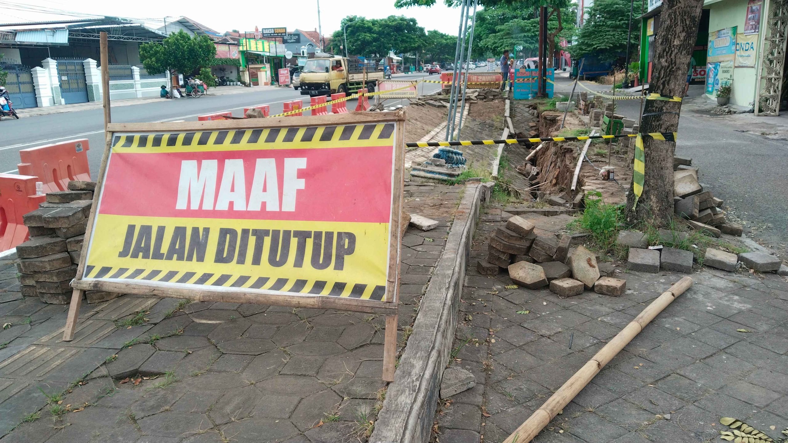 Trotoar Sepanjang 10 Meter di Jalan Lawu Karanganyar Ambles, Diduga Tergerus Air Hujan