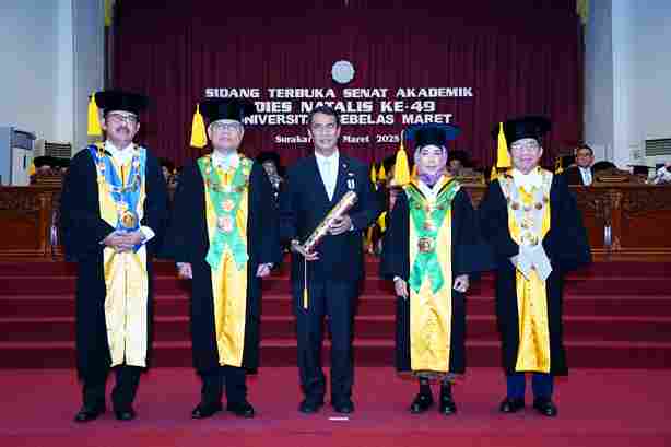 Andi Amran Sulaiman, Sang Nahkoda Ketahanan Pangan, Raih Penghargaan Tertinggi di Dies Natalis UNS