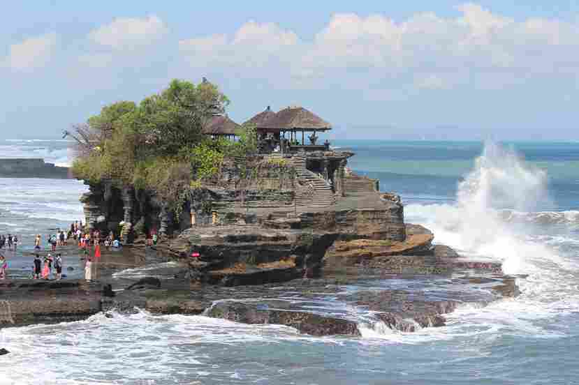 Misteri Ular Tanah Lot, Penghubung Dunia Nyata dan Gaib, Benarkah?