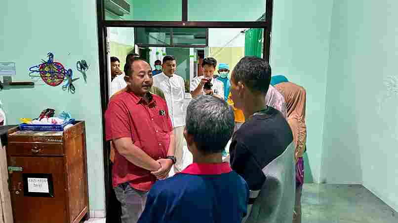 Tragedi Angin Puting Beliung Renggut Satu Nyawa, Rober Sambangi Korban Puting Beliung Selamat di Rumah Sakit Karanganyar