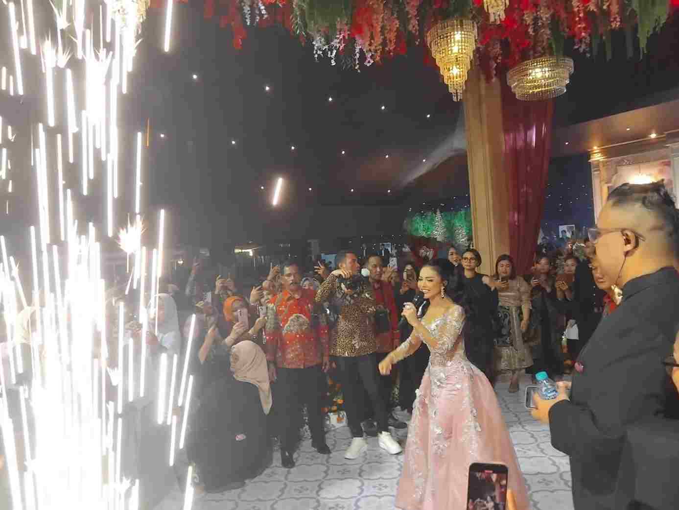 Karanganyar Bergoyang! Krisdayanti “Nge-Vlog” Dadakan di Pesta Pernikahan Putri Mantan Wabup