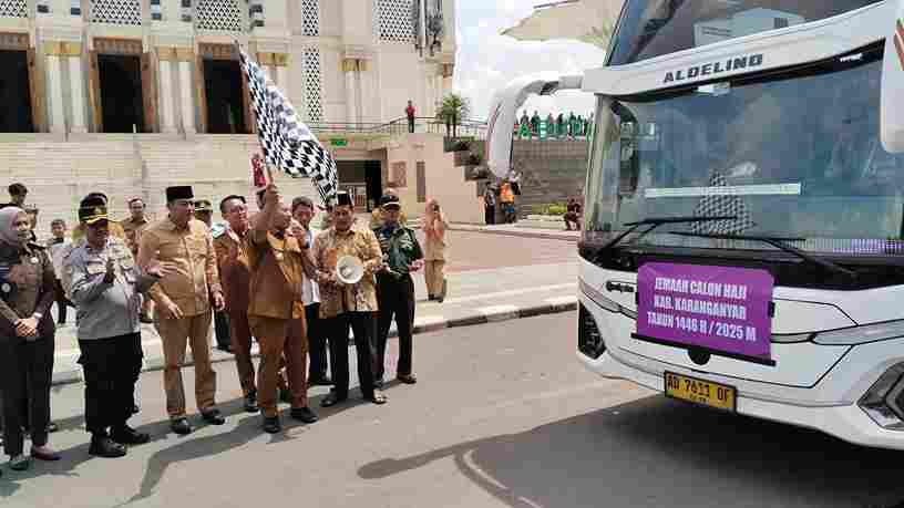 Gantikan Ibunya yang Telah Tiada, Jemaah Haji Karanganyar Ini Berangkat ke Tanah Suci dengan Doa Haru