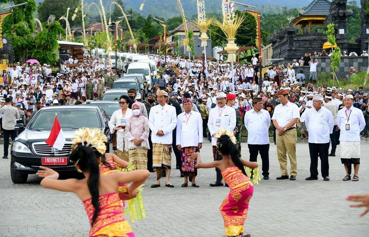 Jokowi Resmikan Fasilitas di Pura Agung Besakih