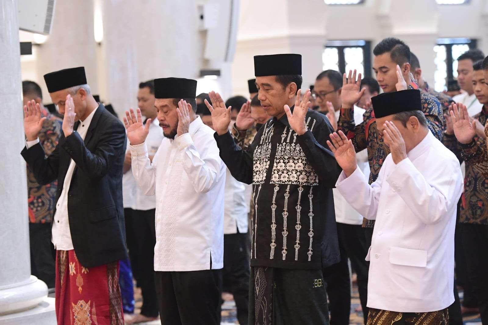 Presiden Jokowi Ikut Salat IdulFitri Perdana di Masjid Raya Sheikh Zayed