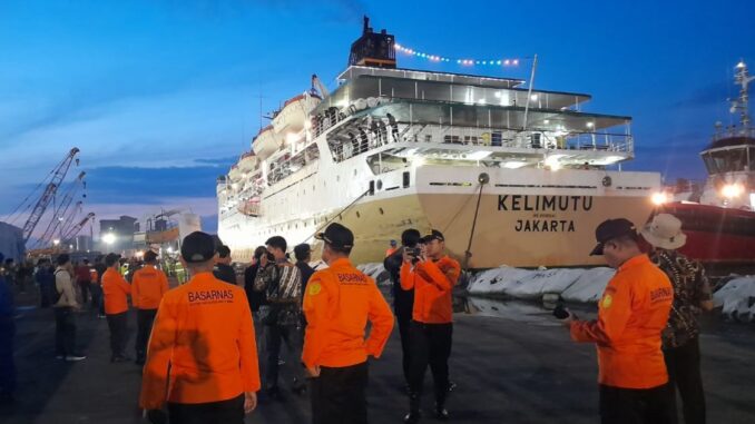 Ratusan Wisatawan Yang Tertahan di Karimun Jawa Dijemput KMP Kalimutu