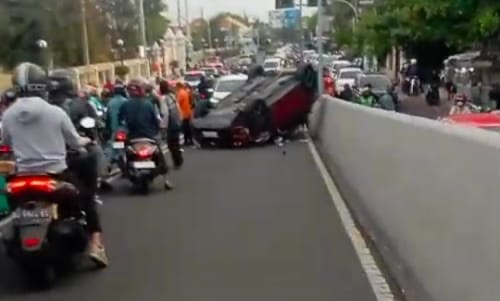 Lakalantas, Mobil Terbalik Di FlyOver Manahan Solo