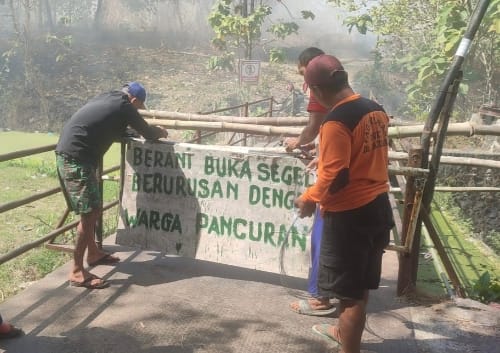 Tuntut TPS Pancoran Dipindah Warga Blokade Jalan Masuk Lokasi