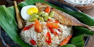 Kreasi memasak, juga dapat dicoba dengan membuat Nasi Liwet Khas Sunda. Menu makanan dari Jawa Barat ini, dapat dimasak langsung dengan lauk.