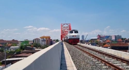 Uji Beban Jalur KA Elevated Simpang Joglo Gunakan Rangkaian 8 Lokomotif