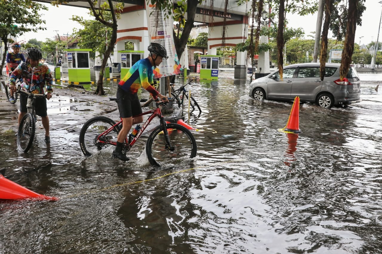 Awali Tahun, Ganjar Gowes Pantau Stasiun Tawang dan Kota Lama