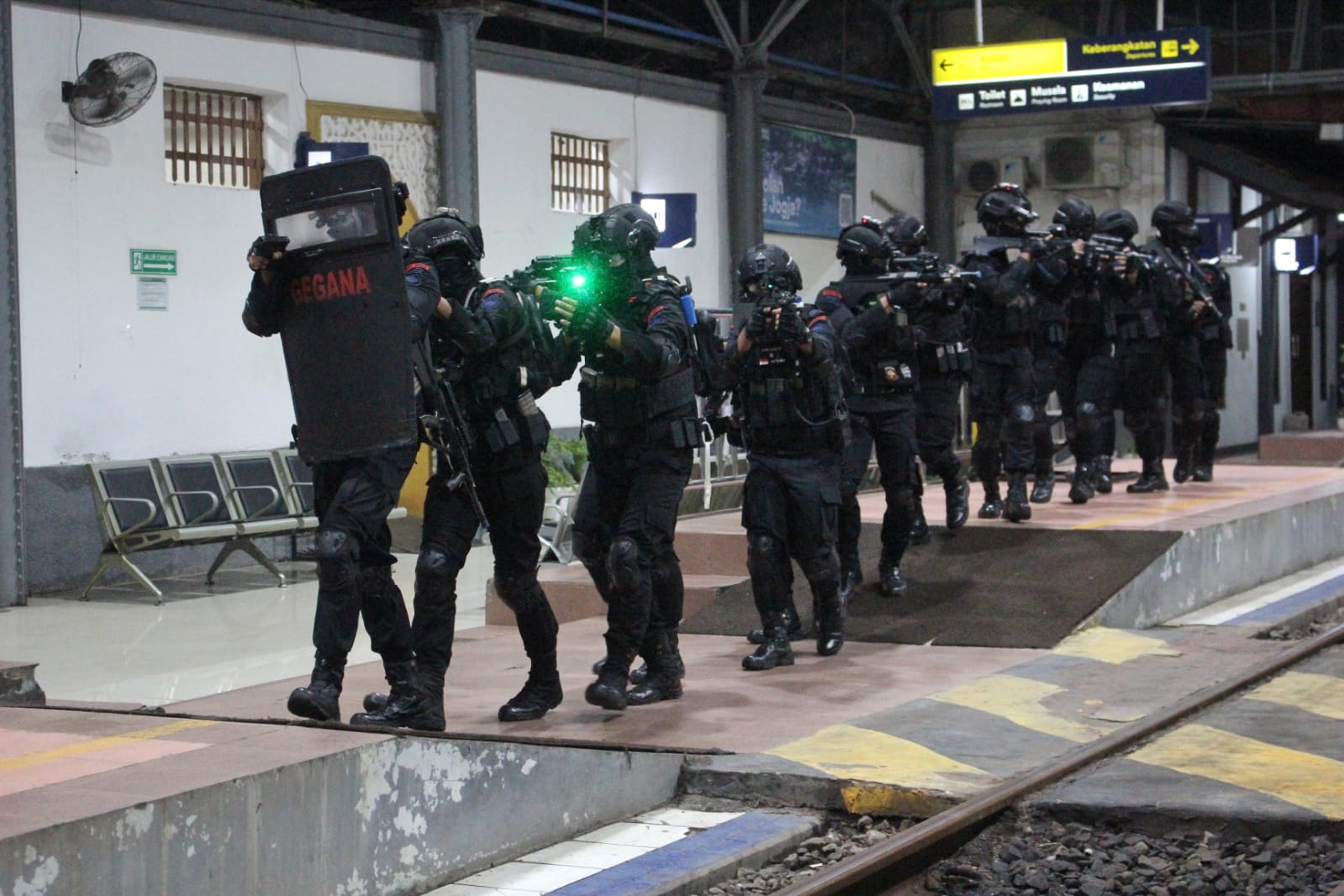 Brimob Polda Jateng Gelar Simulasi Perlawanan Teror Di Stasiun Poncol Semarang