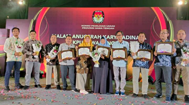 KPU Karanganyar Menangkan 6 Penghargaan Karya Adinata