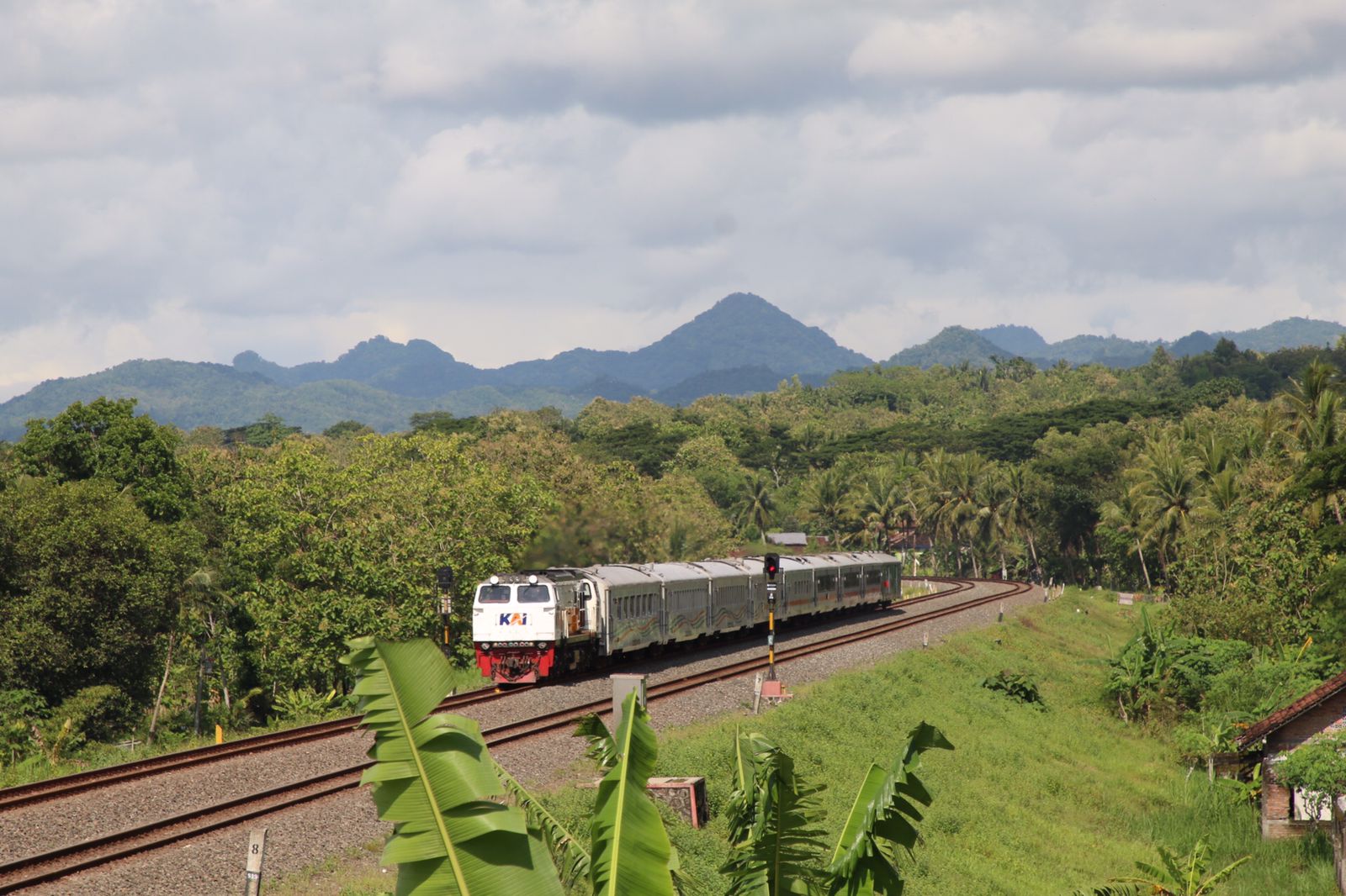 Mau Perjalanan KA Dengan Tarif Hemat, Ada Tarif Khusus Kereta Api di PT KAI Daop 6