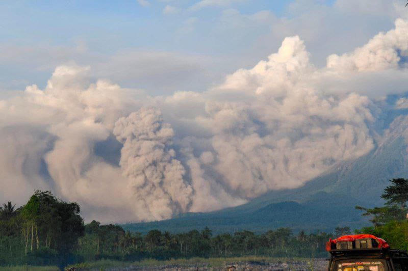 Gunung Semeru Keluarkan Awan Panas, Sebanyak 1.979 Jiwa Mengungsi di 11 Lokasi