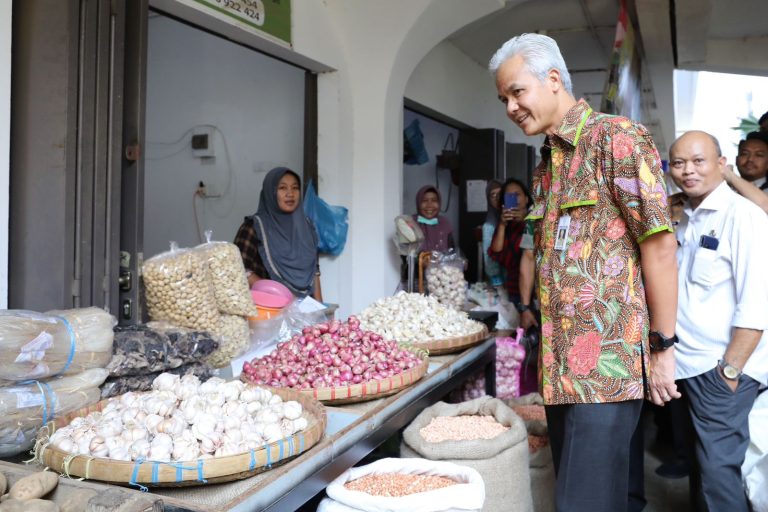 Pantau Operasi Pasar, Ganjar Sebut Harga Bahan Pokok Jelang Lebaran Stabil