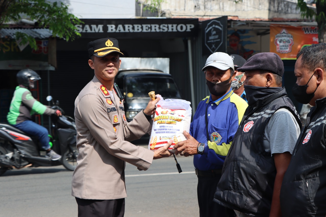 Polres Karanganyar Bagikan 10 Ton Beras kepada Warga yang Terdampak Penyesuaian Harga BBM Bersubsidi