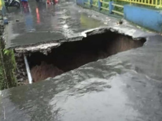 Angin Lesus, Tanah Longsor Hingga Jembatan Ambrol Terjadi di Karanganyar Sore Ini