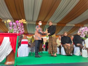 Gibran berikan hadiah keris
