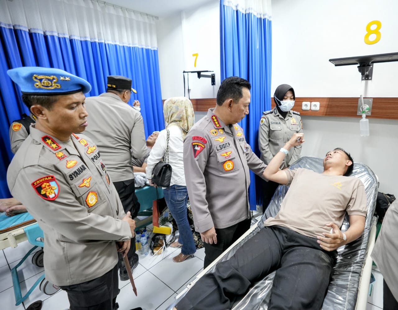 Kapolri Jenguk Korban Bom Bunuh Diri Polsek Astana Anyar