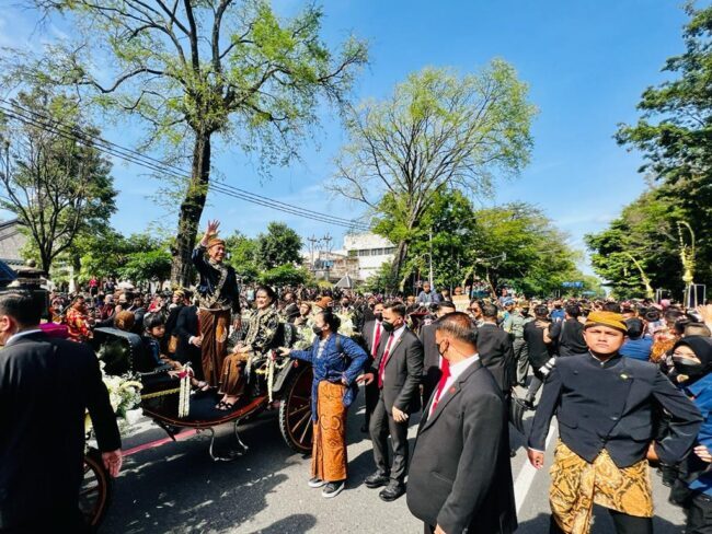 Momen Kaesang-Erina Kirab Menuju Pura Mangkunegaran, Sambil Berdiri Jokowi Sapa Warga Solo