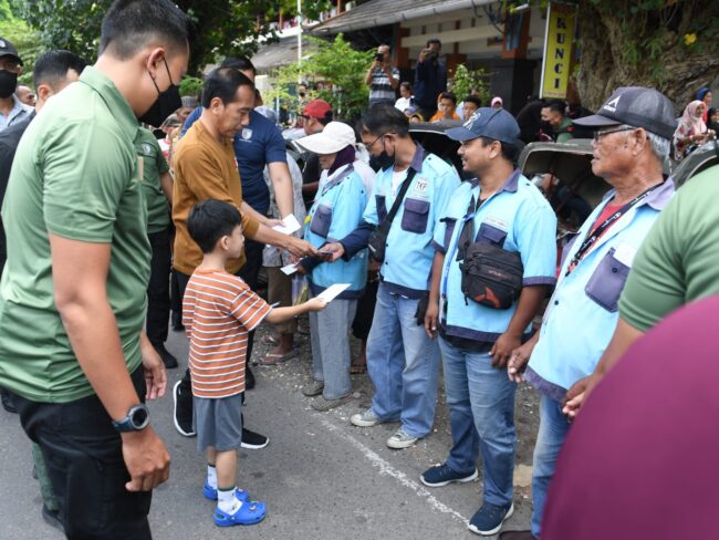 Presiden Jokowi Ajak Jan Ethes Bagikan THR pada Para Pedagang Hingga Tukang Becak