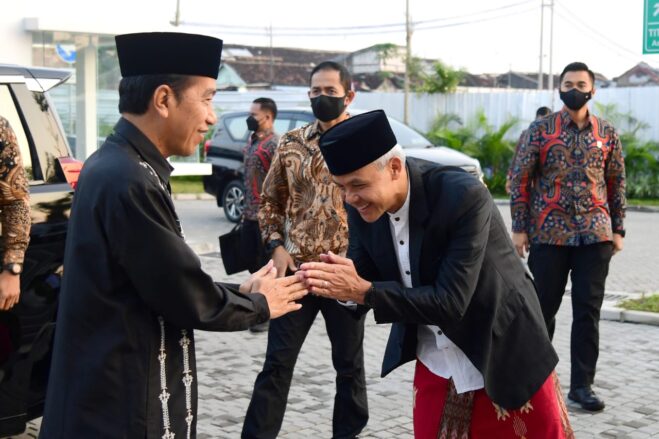 Kompak Berpeci Hitam, Ganjar Temani Jokowi Sholat id di Kampung Halaman Presiden di Solo