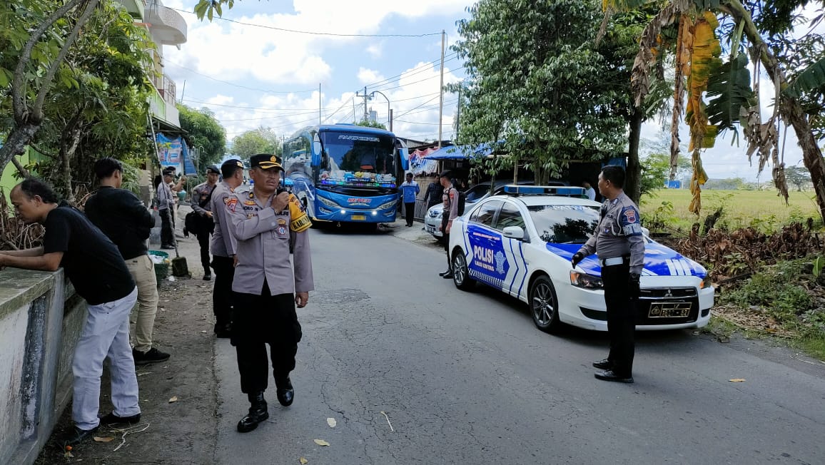 Polres Karanganyar Kawal Serikat Buruh Ke Semarang Peringati May Day