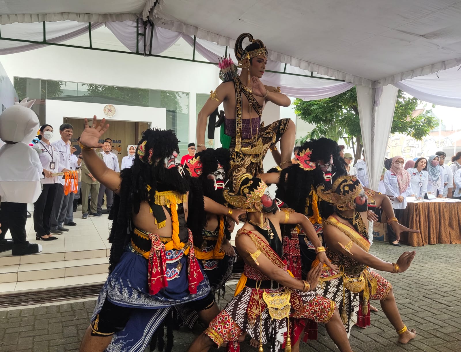 Tarian Perang Kembang Warnai Pendaftaran 45 Bacaleg PDI ke KPU Solo