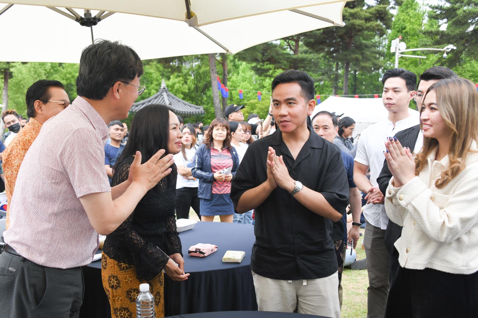 Kunjungan ke Korsel, Walikota Gibran Hadiri Bazaar UMKM Indonesia di KBRI Soul