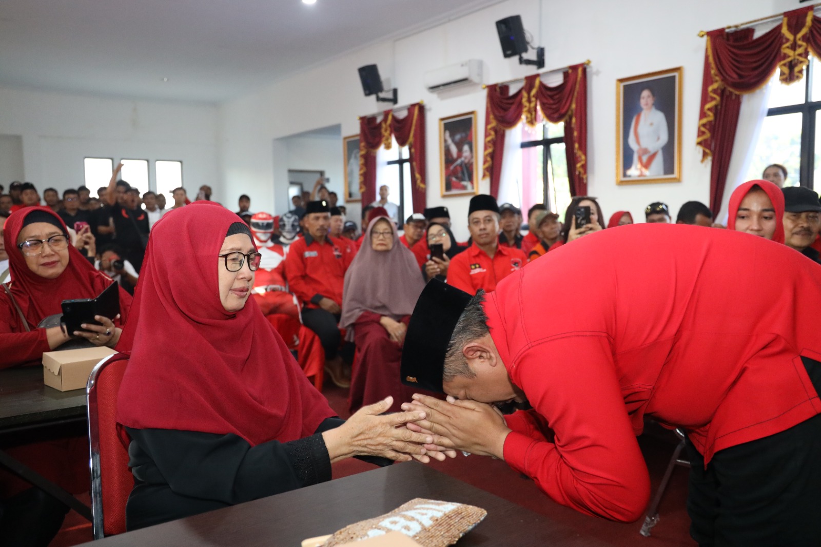 Kembalikan Formulir di Hari Terakhir Pendaftaran Pilkada Karanganyar, Rober Tak Kuasa Tahan Haru Saat Sungkem