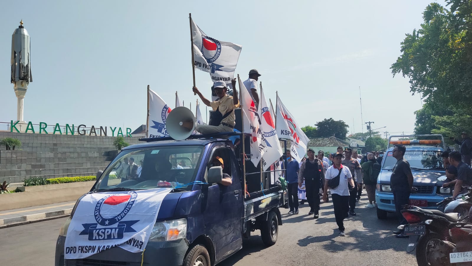 Demo Pekerja: Buruh 3 Pabrik Tekstil Kusumahadi Grup di Karanganyar Tuntut Pembayaran 3 Bulan Gaji dan THR