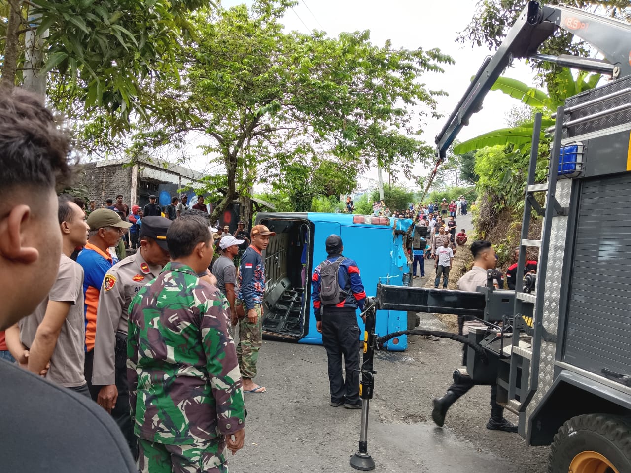 Kecelakaan Tunggal, Bus Rombongan Wisata Pokja Asal Sragen Terguling Saat Hendak Wisata ke Jembatan Kaca Karanganyar