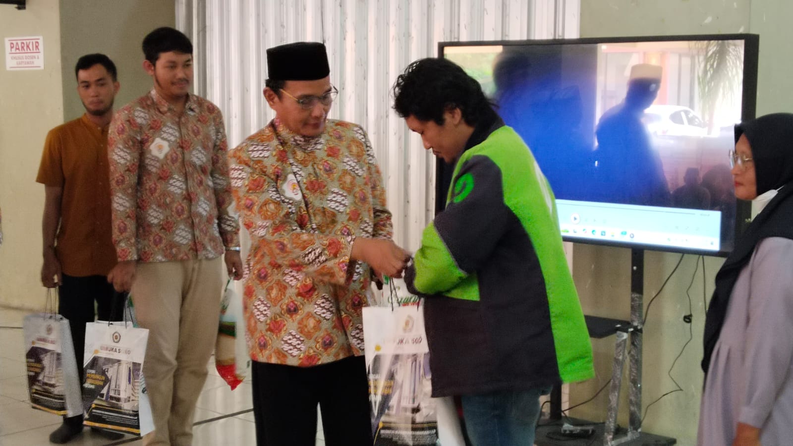 Gelar Bakti Sosial, Civitas Akademika Umuka Bersyukur Mahasiswanya Meningkat