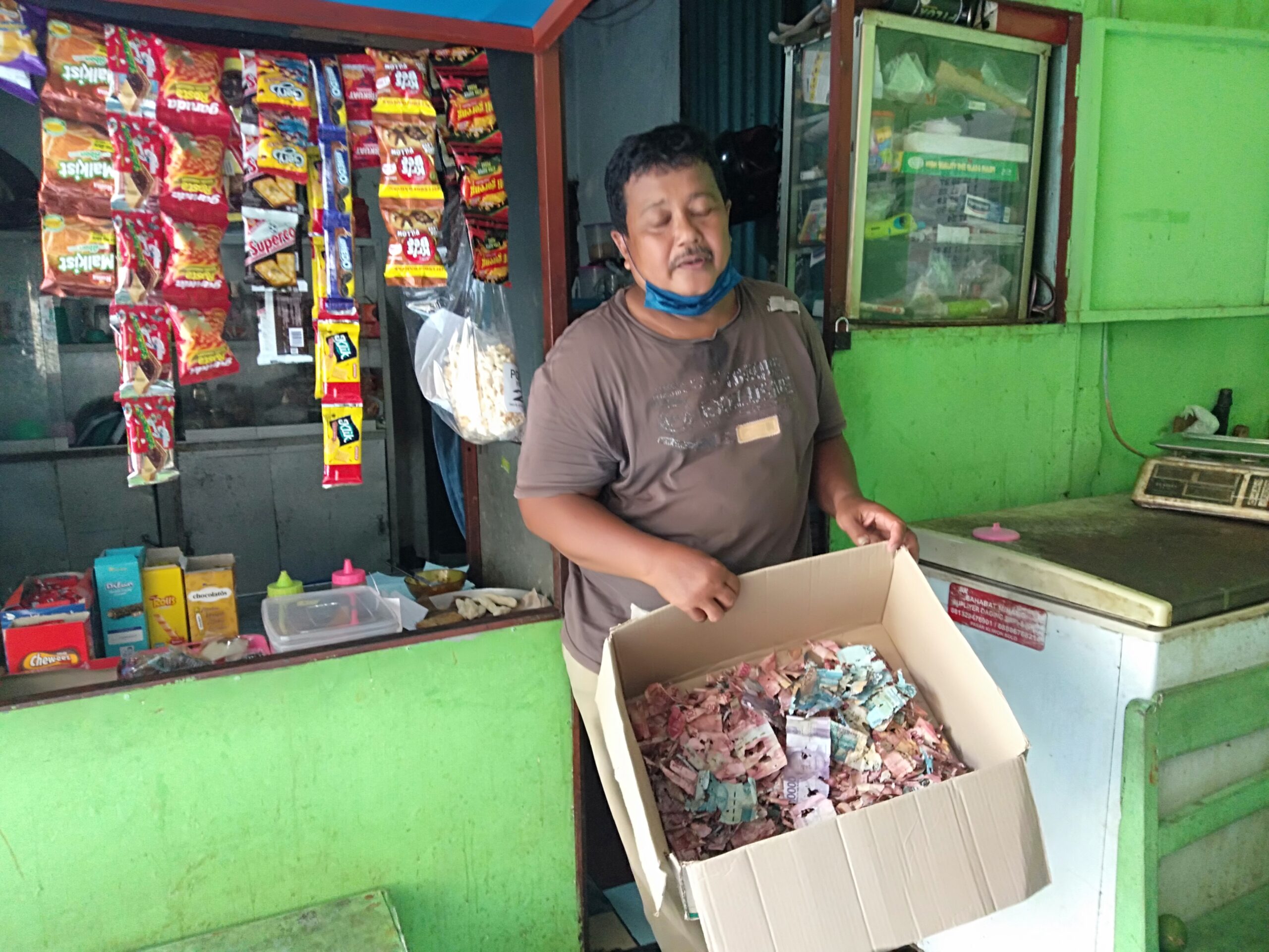 Prihatin, Uang Rp. 50 Juta Tabungan Daftar Haji Milik Penjaga Sekolah di Solo Dimakan Rayap