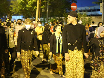 Sambut Malam Satu Suro, Ganjar dan Gibran Ikuti Kirab Pusaka Pura Mangkunegaran