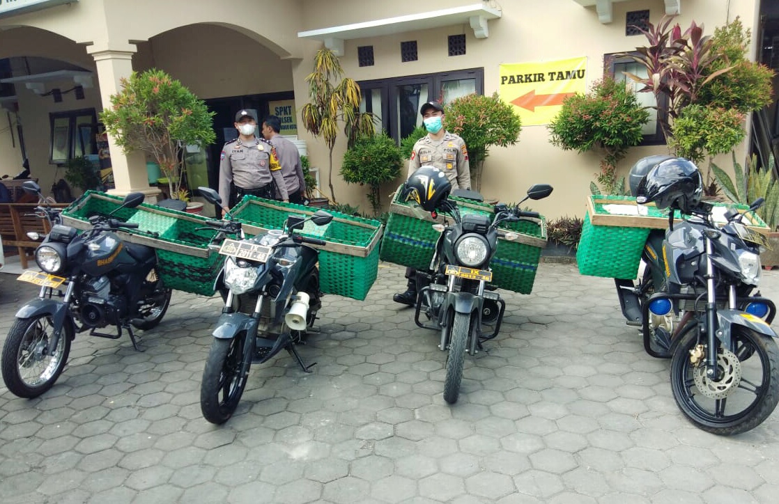 Bagi -Bagi Bansos, Polisi Bawa Motor Bronjong Keluar Masuk Gang Sempit