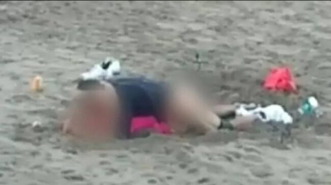 Cuek Dilihat Orang, Sepasang Bule Nekat ‘Kuda-Kudaan’ di Pantai Bali Kini Jadi Incaran Polisi