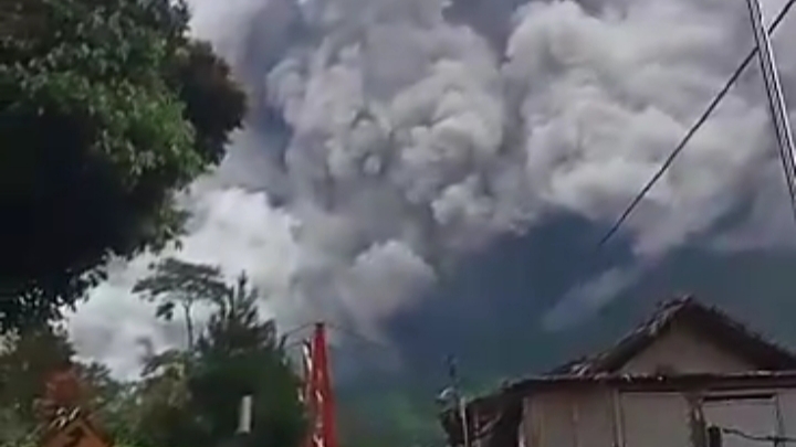 Merapi Muntahkan Awan Panas, Hujan Abu Vulkanik Landa Sejumlah Wilayah di Jawa Tengah