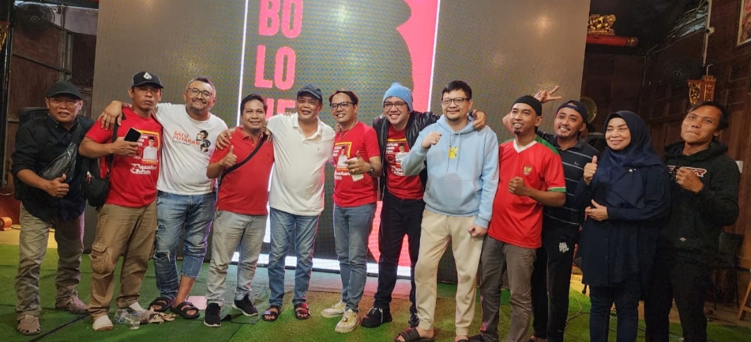 Nobar Timnas Indonesia-Korea Selatan, Mantan Bupati Juliyatmono Bareng Bupati Kendal Dico Berbaur dengan Ratusan Pencinta Bola di Karanganyar