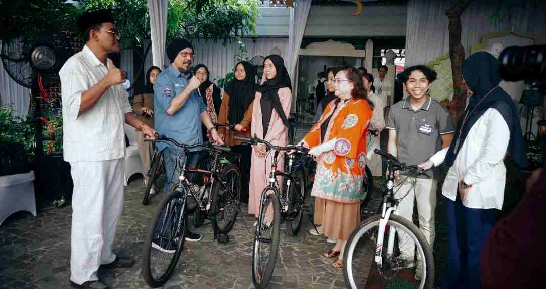 Berbagi Pada Sesama, Pertamina Foundation Santuni Yatim dan Bagikan Sepeda Bersama Andy Noya