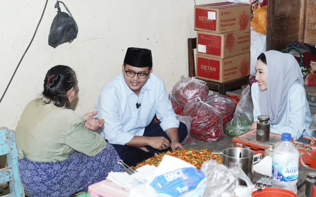 Blusukan ke Pasar Tawangmangu Bareng Istri, Cabup Karanganyar Ilyas Akbar Belanja Masalah