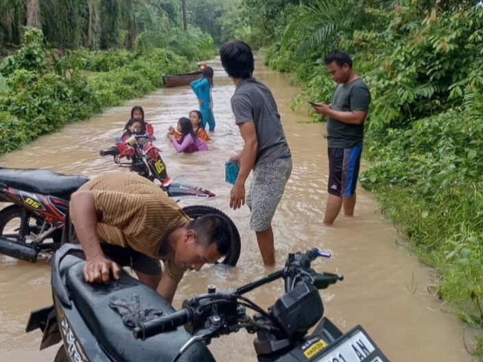 Banjir Terjang Way Kanan, Akses Jalan Putus, Ekonomi Warga Terancam