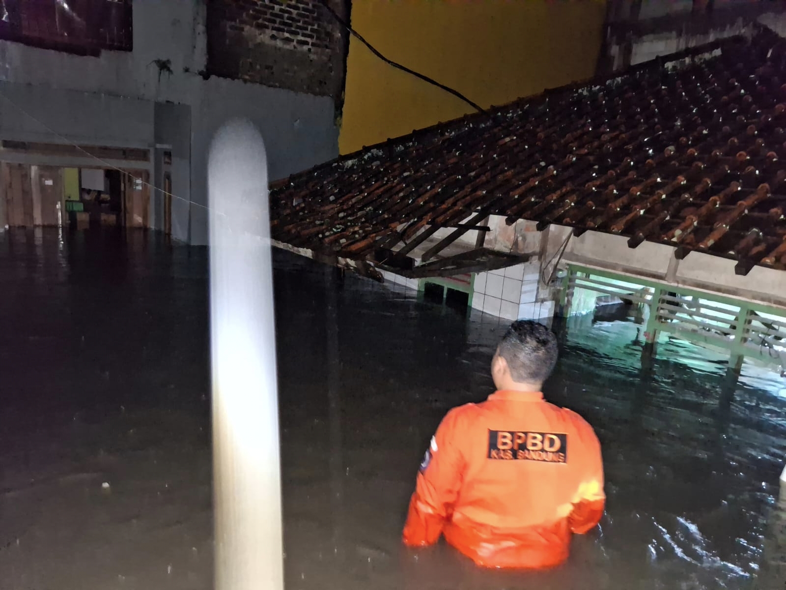 Bandung Selatan Lumpuh, Ribuan Warga Mengungsi Akibat Banjir Bandang