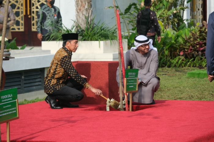 Penandatangan Prasasti dan Penanaman Pohon Sala, Tandai Peresmian Masjid Raya Sheikh Zayed