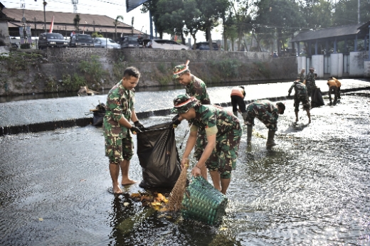 Korem 074/Warastratama Gelar Bakti Sosial dan Karya Bakti Tanam Pohon Hingga Bersihkan Sungai